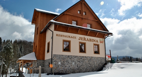 Kamień na hotelu